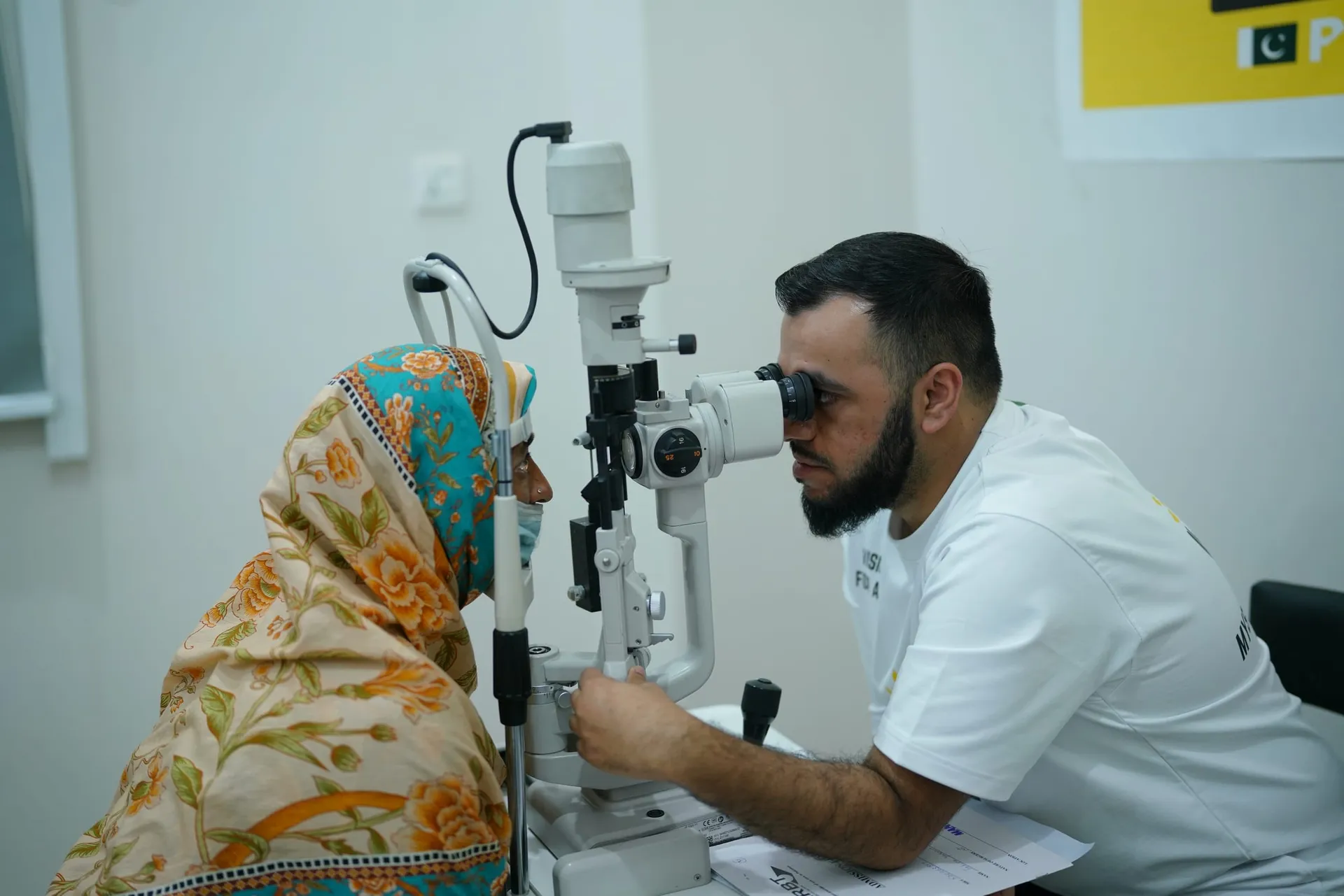 Eye examination using a slit lamp