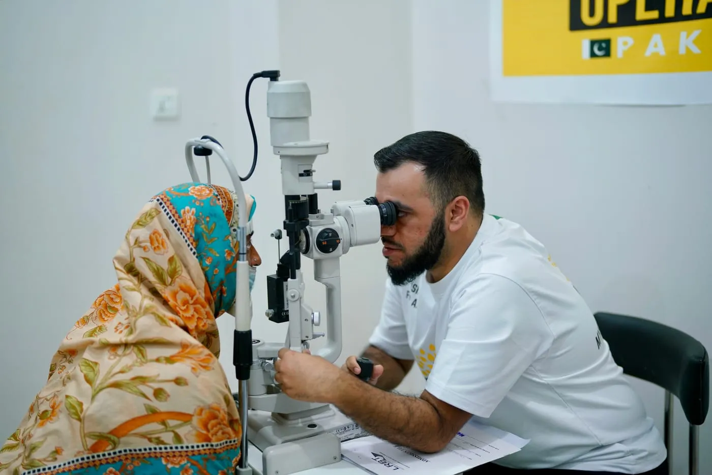 Eye examination using a slit lamp